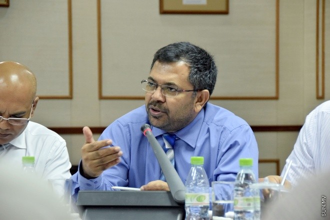ނޮވެންބަރު 15، 2015: 2016 ވަނަ އަހަރަށް ދައުލަތުން ކަނޑައަޅާފައިވާ ބަޖެޓު ދިރާސާ ކުރުމަށް މަޖިލީހުގައި އުފައްދާފައިވާ ކޮމިޓީއަށް ފިނޭންސް މިނިސްޓަރުގެ އިތުރުން އިކޮނޮމިކު ޔޫތު ކައުންސިލްގައި ހިމެނިވަޑައިގަންނަވާ، އެކޮނޮމިކް މިނިސްޓަރ ސައީދު، ފިޝަރީޒު މިނިސްޓަރ ޑރ ޝައިނީ އަދި ޓޫރިޒަމް މިނިސްޓަރ ޒަމީރު ހާޒިރުކޮށް ކުރިއަށް ދިޔަ ބައްދަލުވުމުގެ ތެރެއިން -- ސަންފޮޓޯ/ އަލީ ނަސީރު