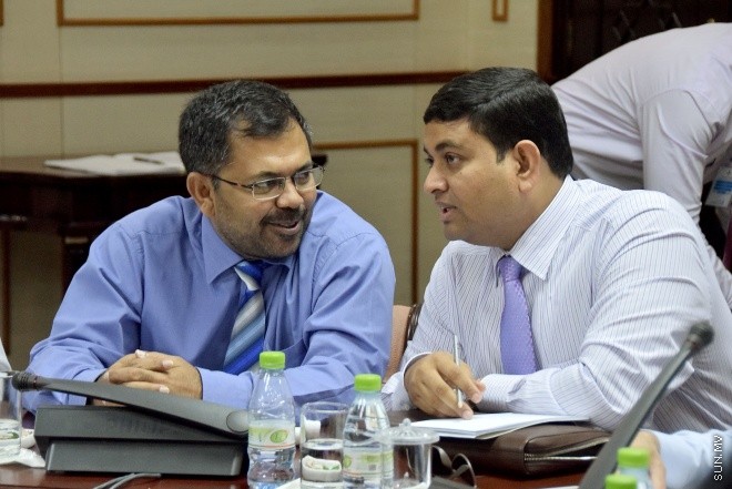 ނޮވެންބަރު 15، 2015: 2016 ވަނަ އަހަރަށް ދައުލަތުން ކަނޑައަޅާފައިވާ ބަޖެޓު ދިރާސާ ކުރުމަށް މަޖިލީހުގައި އުފައްދާފައިވާ ކޮމިޓީއަށް ފިނޭންސް މިނިސްޓަރުގެ އިތުރުން އިކޮނޮމިކު ޔޫތު ކައުންސިލްގައި ހިމެނިވަޑައިގަންނަވާ، އެކޮނޮމިކް މިނިސްޓަރ ސައީދު، ފިޝަރީޒު މިނިސްޓަރ ޑރ ޝައިނީ އަދި ޓޫރިޒަމް މިނިސްޓަރ ޒަމީރު ހާޒިރުކޮށް ކުރިއަށް ދިޔަ ބައްދަލުވުމުގެ ތެރެއިން -- ސަންފޮޓޯ/ އަލީ ނަސީރު