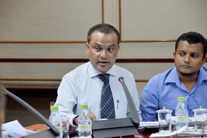 ނޮވެންބަރު 15، 2015: 2016 ވަނަ އަހަރަށް ދައުލަތުން ކަނޑައަޅާފައިވާ ބަޖެޓު ދިރާސާ ކުރުމަށް މަޖިލީހުގައި އުފައްދާފައިވާ ކޮމިޓީއަށް ފިނޭންސް މިނިސްޓަރުގެ އިތުރުން އިކޮނޮމިކު ޔޫތު ކައުންސިލްގައި ހިމެނިވަޑައިގަންނަވާ، އެކޮނޮމިކް މިނިސްޓަރ ސައީދު، ފިޝަރީޒު މިނިސްޓަރ ޑރ ޝައިނީ އަދި ޓޫރިޒަމް މިނިސްޓަރ ޒަމީރު ހާޒިރުކޮށް ކުރިއަށް ދިޔަ ބައްދަލުވުމުގެ ތެރެއިން -- ސަންފޮޓޯ/ އަލީ ނަސީރު
