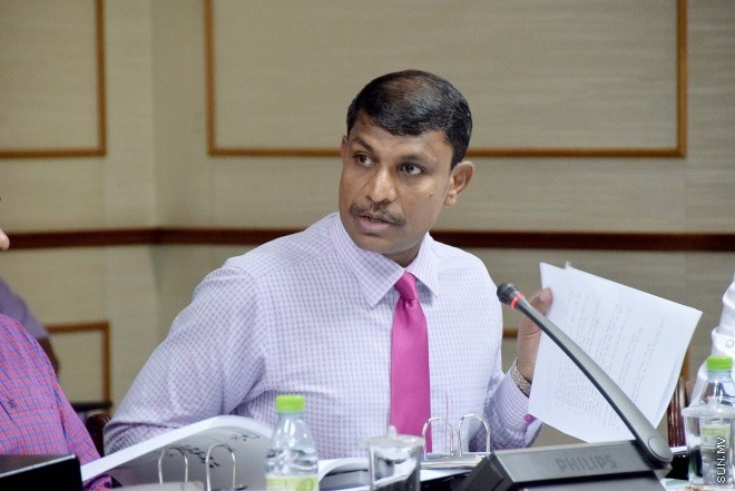 ނޮވެންބަރު 15، 2015: 2016 ވަނަ އަހަރަށް ދައުލަތުން ކަނޑައަޅާފައިވާ ބަޖެޓު ދިރާސާ ކުރުމަށް މަޖިލީހުގައި އުފައްދާފައިވާ ކޮމިޓީއަށް ފިނޭންސް މިނިސްޓަރުގެ އިތުރުން އިކޮނޮމިކު ޔޫތު ކައުންސިލްގައި ހިމެނިވަޑައިގަންނަވާ، އެކޮނޮމިކް މިނިސްޓަރ ސައީދު، ފިޝަރީޒު މިނިސްޓަރ ޑރ ޝައިނީ އަދި ޓޫރިޒަމް މިނިސްޓަރ ޒަމީރު ހާޒިރުކޮށް ކުރިއަށް ދިޔަ ބައްދަލުވުމުގެ ތެރެއިން -- ސަންފޮޓޯ/ އަލީ ނަސީރު