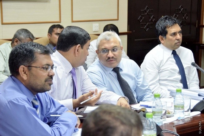 ނޮވެންބަރު 15، 2015: 2016 ވަނަ އަހަރަށް ދައުލަތުން ކަނޑައަޅާފައިވާ ބަޖެޓު ދިރާސާ ކުރުމަށް މަޖިލީހުގައި އުފައްދާފައިވާ ކޮމިޓީއަށް ފިނޭންސް މިނިސްޓަރުގެ އިތުރުން އިކޮނޮމިކު ޔޫތު ކައުންސިލްގައި ހިމެނިވަޑައިގަންނަވާ، އެކޮނޮމިކް މިނިސްޓަރ ސައީދު، ފިޝަރީޒު މިނިސްޓަރ ޑރ ޝައިނީ އަދި ޓޫރިޒަމް މިނިސްޓަރ ޒަމީރު ހާޒިރުކޮށް ކުރިއަށް ދިޔަ ބައްދަލުވުމުގެ ތެރެއިން -- ސަންފޮޓޯ/ އަލީ ނަސީރު