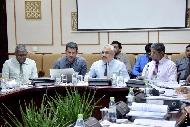 ނޮވެންބަރު 15، 2015: 2016 ވަނަ އަހަރަށް ދައުލަތުން ކަނޑައަޅާފައިވާ ބަޖެޓު ދިރާސާ ކުރުމަށް މަޖިލީހުގައި އުފައްދާފައިވާ ކޮމިޓީއަށް ފިނޭންސް މިނިސްޓަރުގެ އިތުރުން އިކޮނޮމިކު ޔޫތު ކައުންސިލްގައި ހިމެނިވަޑައިގަންނަވާ، އެކޮނޮމިކް މިނިސްޓަރ ސައީދު، ފިޝަރީޒު މިނިސްޓަރ ޑރ ޝައިނީ އަދި ޓޫރިޒަމް މިނިސްޓަރ ޒަމީރު ހާޒިރުކޮށް ކުރިއަށް ދިޔަ ބައްދަލުވުމުގެ ތެރެއިން -- ސަންފޮޓޯ/ އަލީ ނަސީރު