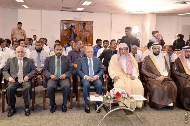 ނޮވެމްބަރު 19، 2015: ދެވަނަ އިލްމުވެރިންގެ މަހާސިންތާ އިފްތިތާހު ކުރުމަށް ބޭއްވި ރަސްމިއްޔާތުގެ ތެރެއިން -- ސަންފޮޓޯ/ އަލީ ނަސީރު