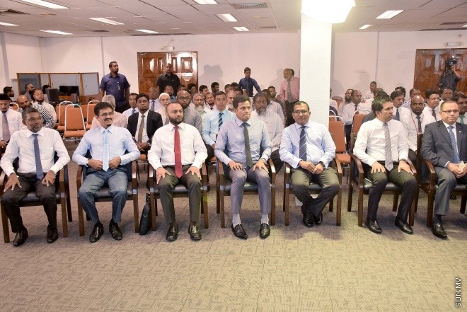 ނޮވެމްބަރު 19، 2015: ދެވަނަ އިލްމުވެރިންގެ މަހާސިންތާ އިފްތިތާހު ކުރުމަށް ބޭއްވި ރަސްމިއްޔާތުގެ ތެރެއިން -- ސަންފޮޓޯ/ އަލީ ނަސީރު