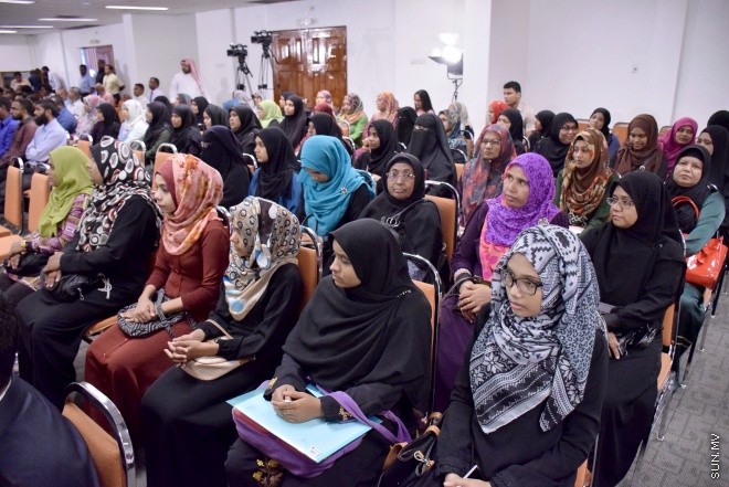 ނޮވެމްބަރު 19، 2015: ދެވަނަ އިލްމުވެރިންގެ މަހާސިންތާ އިފްތިތާހު ކުރުމަށް ބޭއްވި ރަސްމިއްޔާތުގެ ތެރެއިން -- ސަންފޮޓޯ/ އަލީ ނަސީރު