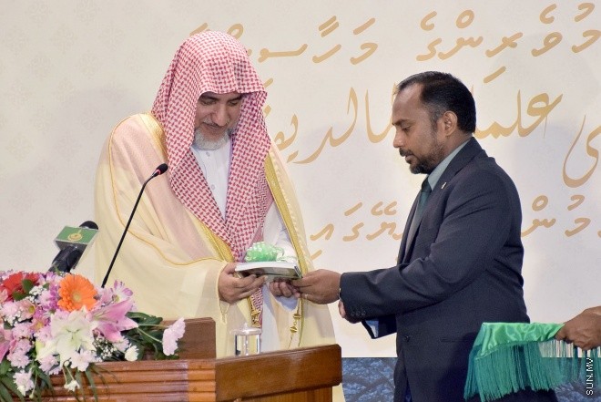 ނޮވެމްބަރު 19، 2015: ދެވަނަ އިލްމުވެރިންގެ މަހާސިންތާ އިފްތިތާހު ކުރުމަށް ބޭއްވި ރަސްމިއްޔާތުގެ ތެރެއިން -- ސަންފޮޓޯ/ އަލީ ނަސީރު