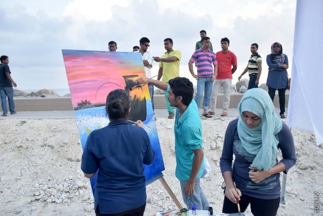 ނޮވެމްބަރު 20، 2015: މިނިވަން 50 އާ ގުޅުވައިގެން ފިޝަރީޒް މިނިސްޓްރީއިން މަސްވެރިންގެ ދުވަސް އަދި ދަނޑުވެރިންގެ ދުވަސް ފާހަގަ ކުރުމަށް ބޭއްވި ކުރެހުމުގެ މުބާރާތުގެ ތެރެއިން -- ސަންފޮޓޯ/ އަލީ ނަސީރު