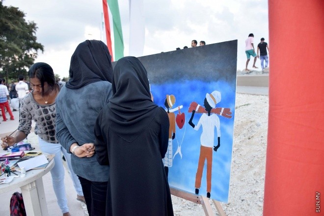 ނޮވެމްބަރު 20، 2015: މިނިވަން 50 އާ ގުޅުވައިގެން ފިޝަރީޒް މިނިސްޓްރީއިން މަސްވެރިންގެ ދުވަސް އަދި ދަނޑުވެރިންގެ ދުވަސް ފާހަގަ ކުރުމަށް ބޭއްވި ކުރެހުމުގެ މުބާރާތުގެ ތެރެއިން -- ސަންފޮޓޯ/ އަލީ ނަސީރު