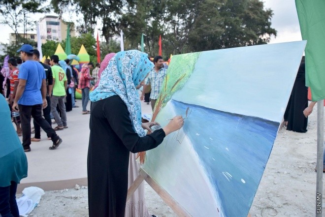 ނޮވެމްބަރު 20، 2015: މިނިވަން 50 އާ ގުޅުވައިގެން ފިޝަރީޒް މިނިސްޓްރީއިން މަސްވެރިންގެ ދުވަސް އަދި ދަނޑުވެރިންގެ ދުވަސް ފާހަގަ ކުރުމަށް ބޭއްވި ކުރެހުމުގެ މުބާރާތުގެ ތެރެއިން -- ސަންފޮޓޯ/ އަލީ ނަސީރު