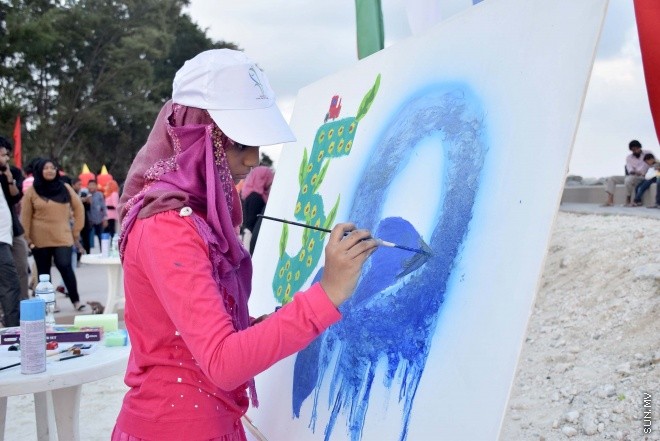 ނޮވެމްބަރު 20، 2015: މިނިވަން 50 އާ ގުޅުވައިގެން ފިޝަރީޒް މިނިސްޓްރީއިން މަސްވެރިންގެ ދުވަސް އަދި ދަނޑުވެރިންގެ ދުވަސް ފާހަގަ ކުރުމަށް ބޭއްވި ކުރެހުމުގެ މުބާރާތުގެ ތެރެއިން -- ސަންފޮޓޯ/ އަލީ ނަސީރު