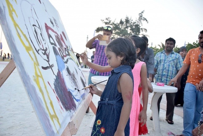 ނޮވެމްބަރު 20، 2015: މިނިވަން 50 އާ ގުޅުވައިގެން ފިޝަރީޒް މިނިސްޓްރީއިން މަސްވެރިންގެ ދުވަސް އަދި ދަނޑުވެރިންގެ ދުވަސް ފާހަގަ ކުރުމަށް ބޭއްވި ކުރެހުމުގެ މުބާރާތުގެ ތެރެއިން -- ސަންފޮޓޯ/ އަލީ ނަސީރު
