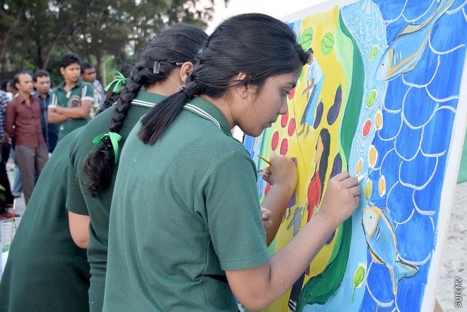 ނޮވެމްބަރު 20، 2015: މިނިވަން 50 އާ ގުޅުވައިގެން ފިޝަރީޒް މިނިސްޓްރީއިން މަސްވެރިންގެ ދުވަސް އަދި ދަނޑުވެރިންގެ ދުވަސް ފާހަގަ ކުރުމަށް ބޭއްވި ކުރެހުމުގެ މުބާރާތުގެ ތެރެއިން -- ސަންފޮޓޯ/ އަލީ ނަސީރު