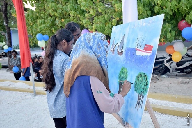 ނޮވެމްބަރު 20، 2015: މިނިވަން 50 އާ ގުޅުވައިގެން ފިޝަރީޒް މިނިސްޓްރީއިން މަސްވެރިންގެ ދުވަސް އަދި ދަނޑުވެރިންގެ ދުވަސް ފާހަގަ ކުރުމަށް ބޭއްވި ކުރެހުމުގެ މުބާރާތުގެ ތެރެއިން -- ސަންފޮޓޯ/ އަލީ ނަސީރު