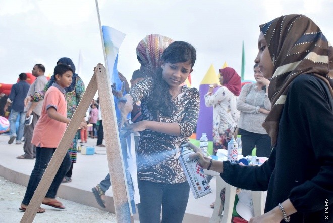 ނޮވެމްބަރު 20، 2015: މިނިވަން 50 އާ ގުޅުވައިގެން ފިޝަރީޒް މިނިސްޓްރީއިން މަސްވެރިންގެ ދުވަސް އަދި ދަނޑުވެރިންގެ ދުވަސް ފާހަގަ ކުރުމަށް ބޭއްވި ކުރެހުމުގެ މުބާރާތުގެ ތެރެއިން -- ސަންފޮޓޯ/ އަލީ ނަސީރު