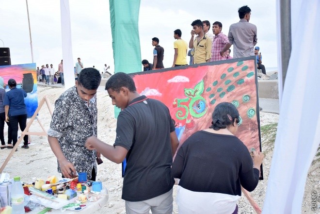 ނޮވެމްބަރު 20، 2015: މިނިވަން 50 އާ ގުޅުވައިގެން ފިޝަރީޒް މިނިސްޓްރީއިން މަސްވެރިންގެ ދުވަސް އަދި ދަނޑުވެރިންގެ ދުވަސް ފާހަގަ ކުރުމަށް ބޭއްވި ކުރެހުމުގެ މުބާރާތުގެ ތެރެއިން -- ސަންފޮޓޯ/ އަލީ ނަސީރު