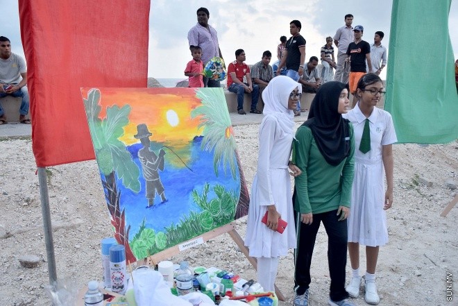 ނޮވެމްބަރު 20، 2015: މިނިވަން 50 އާ ގުޅުވައިގެން ފިޝަރީޒް މިނިސްޓްރީއިން މަސްވެރިންގެ ދުވަސް އަދި ދަނޑުވެރިންގެ ދުވަސް ފާހަގަ ކުރުމަށް ބޭއްވި ކުރެހުމުގެ މުބާރާތުގެ ތެރެއިން -- ސަންފޮޓޯ/ އަލީ ނަސީރު