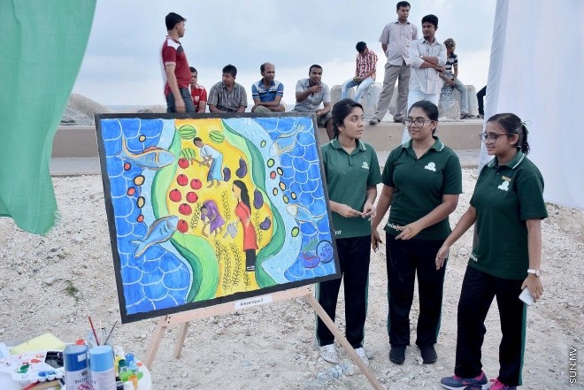 ނޮވެމްބަރު 20، 2015: މިނިވަން 50 އާ ގުޅުވައިގެން ފިޝަރީޒް މިނިސްޓްރީއިން މަސްވެރިންގެ ދުވަސް އަދި ދަނޑުވެރިންގެ ދުވަސް ފާހަގަ ކުރުމަށް ބޭއްވި ކުރެހުމުގެ މުބާރާތުގެ ތެރެއިން -- ސަންފޮޓޯ/ އަލީ ނަސީރު