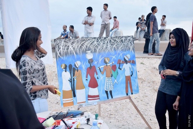 ނޮވެމްބަރު 20، 2015: މިނިވަން 50 އާ ގުޅުވައިގެން ފިޝަރީޒް މިނިސްޓްރީއިން މަސްވެރިންގެ ދުވަސް އަދި ދަނޑުވެރިންގެ ދުވަސް ފާހަގަ ކުރުމަށް ބޭއްވި ކުރެހުމުގެ މުބާރާތުގެ ތެރެއިން -- ސަންފޮޓޯ/ އަލީ ނަސީރު