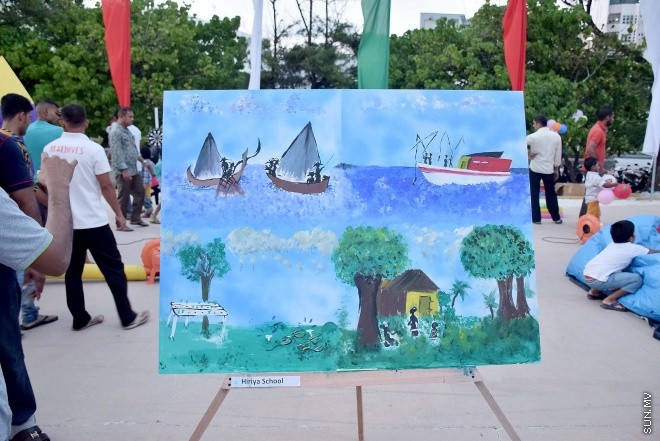 ނޮވެމްބަރު 20، 2015: މިނިވަން 50 އާ ގުޅުވައިގެން ފިޝަރީޒް މިނިސްޓްރީއިން މަސްވެރިންގެ ދުވަސް އަދި ދަނޑުވެރިންގެ ދުވަސް ފާހަގަ ކުރުމަށް ބޭއްވި ކުރެހުމުގެ މުބާރާތުގެ ތެރެއިން -- ސަންފޮޓޯ/ އަލީ ނަސީރު
