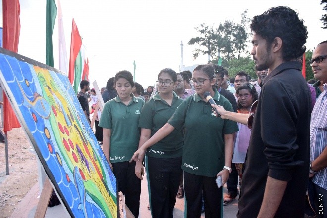 ނޮވެމްބަރު 20، 2015: މިނިވަން 50 އާ ގުޅުވައިގެން ފިޝަރީޒް މިނިސްޓްރީއިން މަސްވެރިންގެ ދުވަސް އަދި ދަނޑުވެރިންގެ ދުވަސް ފާހަގަ ކުރުމަށް ބޭއްވި ކުރެހުމުގެ މުބާރާތުގެ ތެރެއިން -- ސަންފޮޓޯ/ އަލީ ނަސީރު