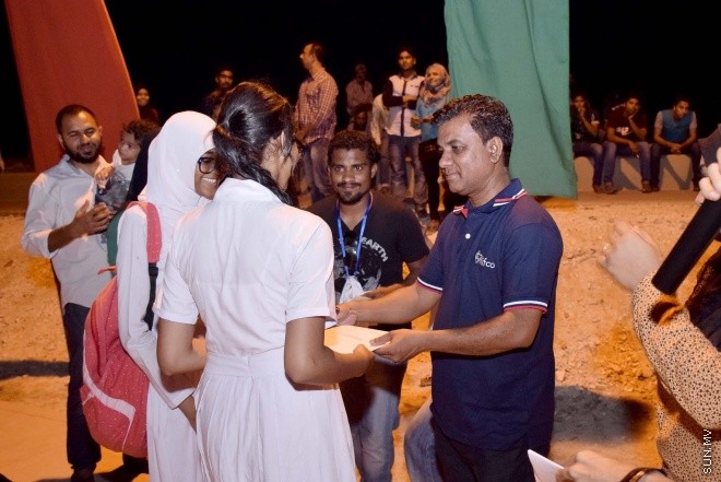 ނޮވެމްބަރު 20، 2015: މިނިވަން 50 އާ ގުޅުވައިގެން ފިޝަރީޒް މިނިސްޓްރީއިން މަސްވެރިންގެ ދުވަސް އަދި ދަނޑުވެރިންގެ ދުވަސް ފާހަގަ ކުރުމަށް ބޭއްވި ކުރެހުމުގެ މުބާރާތުގެ ތެރެއިން -- ސަންފޮޓޯ/ އަލީ ނަސީރު