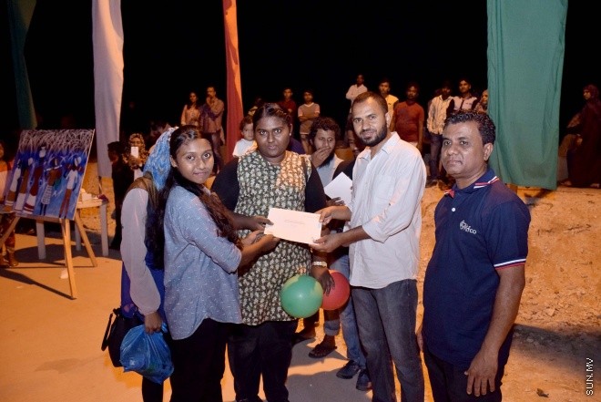ނޮވެމްބަރު 20، 2015: މިނިވަން 50 އާ ގުޅުވައިގެން ފިޝަރީޒް މިނިސްޓްރީއިން މަސްވެރިންގެ ދުވަސް އަދި ދަނޑުވެރިންގެ ދުވަސް ފާހަގަ ކުރުމަށް ބޭއްވި ކުރެހުމުގެ މުބާރާތުގެ ތެރެއިން -- ސަންފޮޓޯ/ އަލީ ނަސީރު
