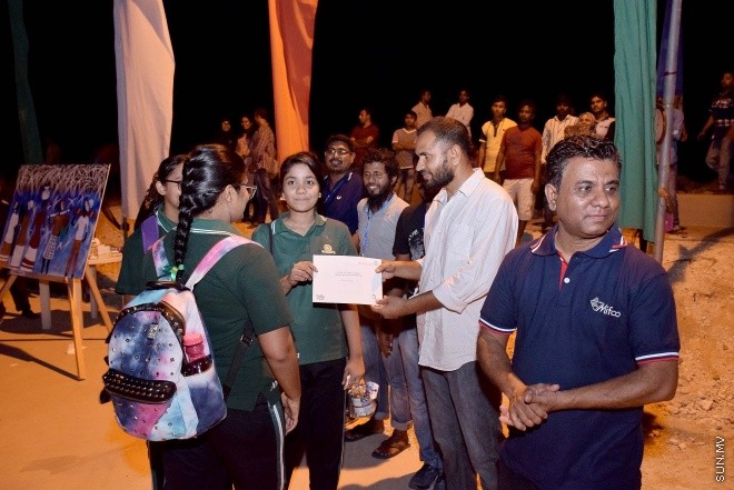 ނޮވެމްބަރު 20، 2015: މިނިވަން 50 އާ ގުޅުވައިގެން ފިޝަރީޒް މިނިސްޓްރީއިން މަސްވެރިންގެ ދުވަސް އަދި ދަނޑުވެރިންގެ ދުވަސް ފާހަގަ ކުރުމަށް ބޭއްވި ކުރެހުމުގެ މުބާރާތުގެ ތެރެއިން -- ސަންފޮޓޯ/ އަލީ ނަސީރު