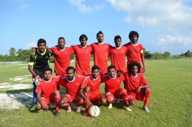 މިނިވަން 50 ޗެމްޕިއަންޝިޕްގެ ލ. އަތޮޅުގެ ފައިނަލް މެޗްގައި ގަމާއި އިސްދޫ ބައްދަލު ކުރި މެޗްގެ ތެރެއިން --- ސަން ފޮޓޯ/ ޢަލީ ވާފިރު 
