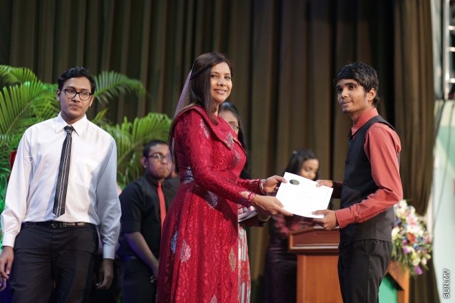 ނޮވެމްބަރ 22، 2015: ދަސްވާރު ޕްރޮގްރާމްގެ ދަސްވެނިވުން ފާހަގަ ކުރުމުގެ ގޮތުން ކުއްލިއްޔާގައި ބޭއްވި ހަފްލާގެ ތެރެއިން -- ސަން ފޮޓޯ/ ފަޔާޒު މޫސާ