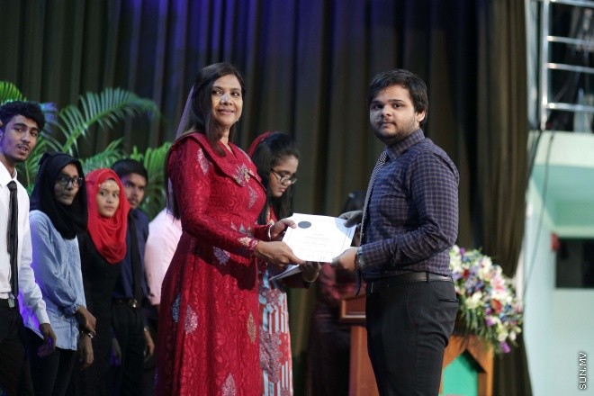 ނޮވެމްބަރ 22، 2015: ދަސްވާރު ޕްރޮގްރާމްގެ ދަސްވެނިވުން ފާހަގަ ކުރުމުގެ ގޮތުން ކުއްލިއްޔާގައި ބޭއްވި ހަފްލާގެ ތެރެއިން -- ސަން ފޮޓޯ/ ފަޔާޒު މޫސާ