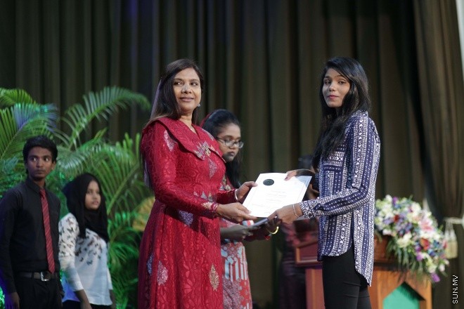 ނޮވެމްބަރ 22، 2015: ދަސްވާރު ޕްރޮގްރާމްގެ ދަސްވެނިވުން ފާހަގަ ކުރުމުގެ ގޮތުން ކުއްލިއްޔާގައި ބޭއްވި ހަފްލާގެ ތެރެއިން -- ސަން ފޮޓޯ/ ފަޔާޒު މޫސާ