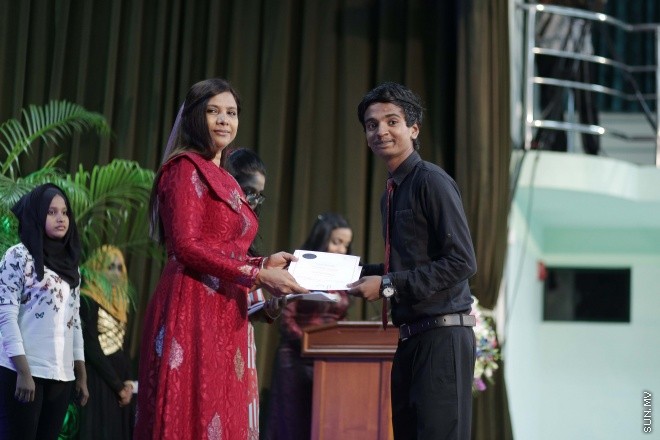 ނޮވެމްބަރ 22، 2015: ދަސްވާރު ޕްރޮގްރާމްގެ ދަސްވެނިވުން ފާހަގަ ކުރުމުގެ ގޮތުން ކުއްލިއްޔާގައި ބޭއްވި ހަފްލާގެ ތެރެއިން -- ސަން ފޮޓޯ/ ފަޔާޒު މޫސާ