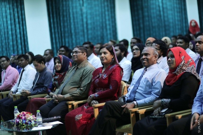 ނޮވެމްބަރ 22، 2015: ދަސްވާރު ޕްރޮގްރާމްގެ ދަސްވެނިވުން ފާހަގަ ކުރުމުގެ ގޮތުން ކުއްލިއްޔާގައި ބޭއްވި ހަފްލާގެ ތެރެއިން -- ސަން ފޮޓޯ/ ފަޔާޒު މޫސާ