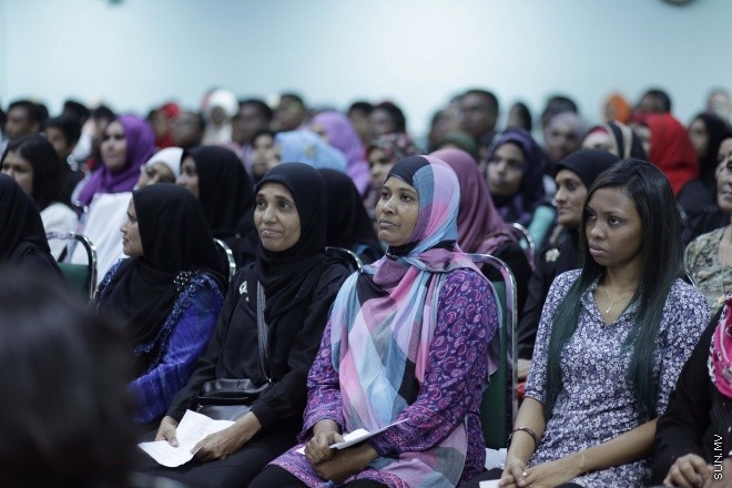 ނޮވެމްބަރ 22، 2015: ދަސްވާރު ޕްރޮގްރާމްގެ ދަސްވެނިވުން ފާހަގަ ކުރުމުގެ ގޮތުން ކުއްލިއްޔާގައި ބޭއްވި ހަފްލާގެ ތެރެއިން -- ސަން ފޮޓޯ/ ފަޔާޒު މޫސާ