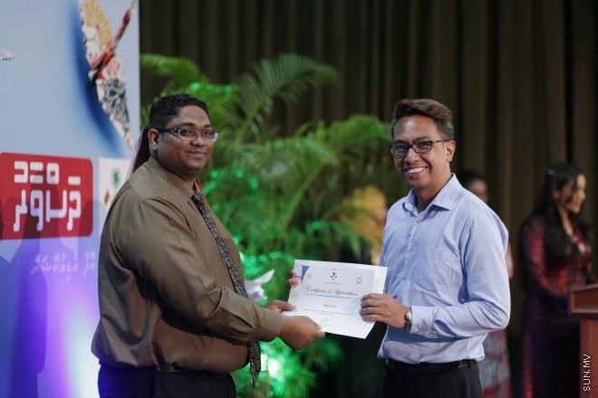 ނޮވެމްބަރ 22، 2015: ދަސްވާރު ޕްރޮގްރާމްގެ ދަސްވެނިވުން ފާހަގަ ކުރުމުގެ ގޮތުން ކުއްލިއްޔާގައި ބޭއްވި ހަފްލާގެ ތެރެއިން -- ސަން ފޮޓޯ/ ފަޔާޒު މޫސާ