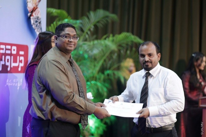 ނޮވެމްބަރ 22، 2015: ދަސްވާރު ޕްރޮގްރާމްގެ ދަސްވެނިވުން ފާހަގަ ކުރުމުގެ ގޮތުން ކުއްލިއްޔާގައި ބޭއްވި ހަފްލާގެ ތެރެއިން -- ސަން ފޮޓޯ/ ފަޔާޒު މޫސާ