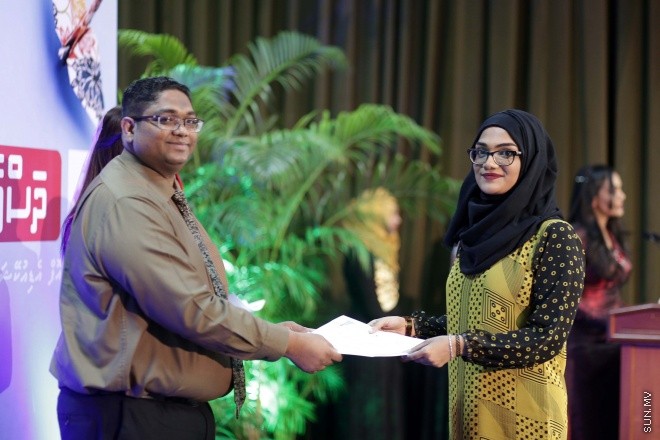 ނޮވެމްބަރ 22، 2015: ދަސްވާރު ޕްރޮގްރާމްގެ ދަސްވެނިވުން ފާހަގަ ކުރުމުގެ ގޮތުން ކުއްލިއްޔާގައި ބޭއްވި ހަފްލާގެ ތެރެއިން -- ސަން ފޮޓޯ/ ފަޔާޒު މޫސާ