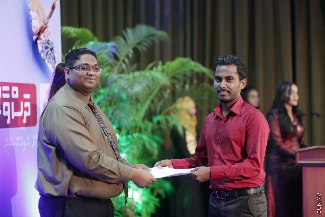 ނޮވެމްބަރ 22، 2015: ދަސްވާރު ޕްރޮގްރާމްގެ ދަސްވެނިވުން ފާހަގަ ކުރުމުގެ ގޮތުން ކުއްލިއްޔާގައި ބޭއްވި ހަފްލާގެ ތެރެއިން -- ސަން ފޮޓޯ/ ފަޔާޒު މޫސާ