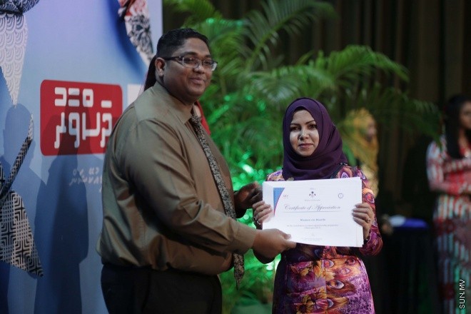 ނޮވެމްބަރ 22، 2015: ދަސްވާރު ޕްރޮގްރާމްގެ ދަސްވެނިވުން ފާހަގަ ކުރުމުގެ ގޮތުން ކުއްލިއްޔާގައި ބޭއްވި ހަފްލާގެ ތެރެއިން -- ސަން ފޮޓޯ/ ފަޔާޒު މޫސާ