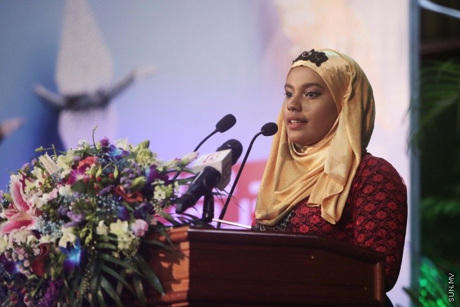 ނޮވެމްބަރ 22، 2015: ދަސްވާރު ޕްރޮގްރާމްގެ ދަސްވެނިވުން ފާހަގަ ކުރުމުގެ ގޮތުން ކުއްލިއްޔާގައި ބޭއްވި ހަފްލާގެ ތެރެއިން -- ސަން ފޮޓޯ/ ފަޔާޒު މޫސާ
