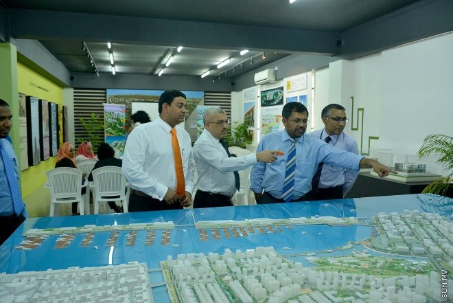 ނޮވެމްބަރު 25، 2015: ހުޅުމާލޭގެ މަސައްކަތްތައް ކުރިއަށް ދާ ގޮތް ބަލާ ލުމަށް އީވައިސީގައި ހިމެނިވަޑައިގަންނަވާ ބައެއް ވަޒީރުން ހުޅުމާލެއަށް ކުރެއްވި ދަތުރުފުޅުގެ ތެރެއިން -- ސަންފޮޓޯ/ އަލީ ނަސީރު