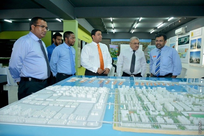 ނޮވެމްބަރު 25، 2015: ހުޅުމާލޭގެ މަސައްކަތްތައް ކުރިއަށް ދާ ގޮތް ބަލާ ލުމަށް އީވައިސީގައި ހިމެނިވަޑައިގަންނަވާ ބައެއް ވަޒީރުން ހުޅުމާލެއަށް ކުރެއްވި ދަތުރުފުޅުގެ ތެރެއިން -- ސަންފޮޓޯ/ އަލީ ނަސީރު