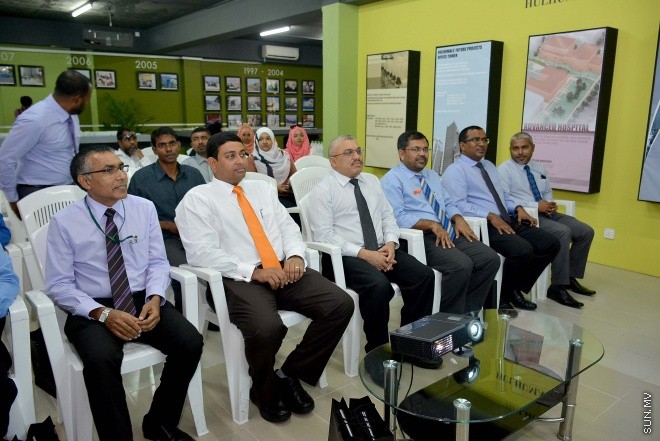 ނޮވެމްބަރު 25، 2015: ހުޅުމާލޭގެ މަސައްކަތްތައް ކުރިއަށް ދާ ގޮތް ބަލާ ލުމަށް އީވައިސީގައި ހިމެނިވަޑައިގަންނަވާ ބައެއް ވަޒީރުން ހުޅުމާލެއަށް ކުރެއްވި ދަތުރުފުޅުގެ ތެރެއިން -- ސަންފޮޓޯ/ އަލީ ނަސީރު