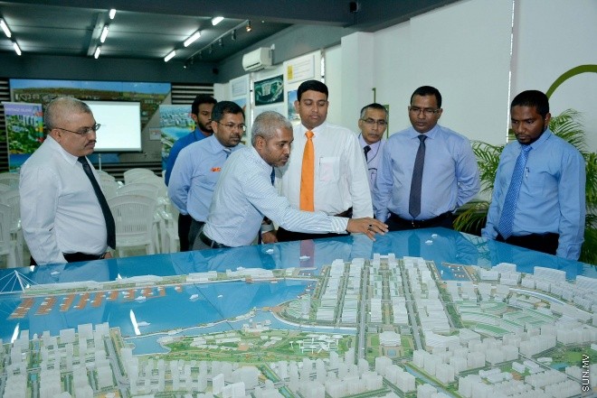 ނޮވެމްބަރު 25، 2015: ހުޅުމާލޭގެ މަސައްކަތްތައް ކުރިއަށް ދާ ގޮތް ބަލާ ލުމަށް އީވައިސީގައި ހިމެނިވަޑައިގަންނަވާ ބައެއް ވަޒީރުން ހުޅުމާލެއަށް ކުރެއްވި ދަތުރުފުޅުގެ ތެރެއިން -- ސަންފޮޓޯ/ އަލީ ނަސީރު
