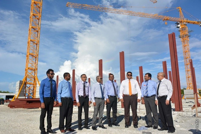 ނޮވެމްބަރު 25، 2015: ހުޅުމާލޭގެ މަސައްކަތްތައް ކުރިއަށް ދާ ގޮތް ބަލާ ލުމަށް އީވައިސީގައި ހިމެނިވަޑައިގަންނަވާ ބައެއް ވަޒީރުން ހުޅުމާލެއަށް ކުރެއްވި ދަތުރުފުޅުގެ ތެރެއިން -- ސަންފޮޓޯ/ އަލީ ނަސީރު