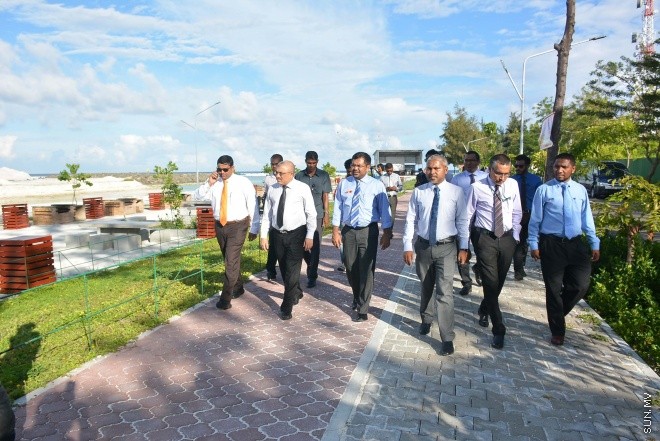 ނޮވެމްބަރު 25، 2015: ހުޅުމާލޭގެ މަސައްކަތްތައް ކުރިއަށް ދާ ގޮތް ބަލާ ލުމަށް އީވައިސީގައި ހިމެނިވަޑައިގަންނަވާ ބައެއް ވަޒީރުން ހުޅުމާލެއަށް ކުރެއްވި ދަތުރުފުޅުގެ ތެރެއިން -- ސަންފޮޓޯ/ އަލީ ނަސީރު