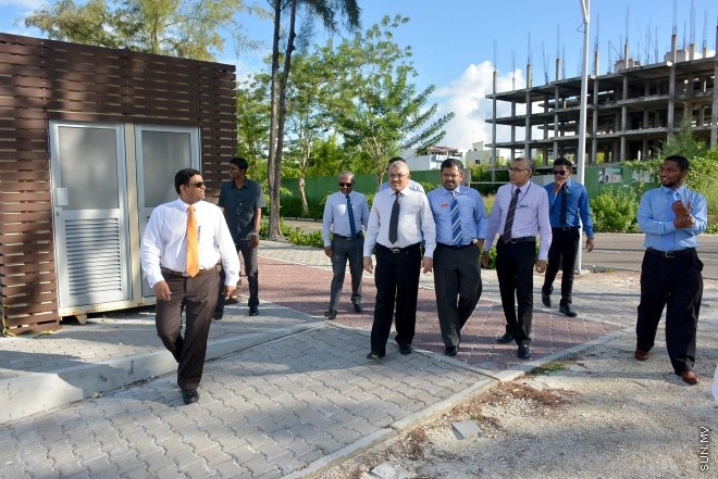 ނޮވެމްބަރު 25، 2015: ހުޅުމާލޭގެ މަސައްކަތްތައް ކުރިއަށް ދާ ގޮތް ބަލާ ލުމަށް އީވައިސީގައި ހިމެނިވަޑައިގަންނަވާ ބައެއް ވަޒީރުން ހުޅުމާލެއަށް ކުރެއްވި ދަތުރުފުޅުގެ ތެރެއިން -- ސަންފޮޓޯ/ އަލީ ނަސީރު