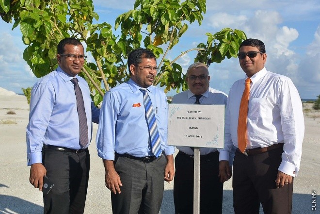 ނޮވެމްބަރު 25، 2015: ހުޅުމާލޭގެ މަސައްކަތްތައް ކުރިއަށް ދާ ގޮތް ބަލާ ލުމަށް އީވައިސީގައި ހިމެނިވަޑައިގަންނަވާ ބައެއް ވަޒީރުން ހުޅުމާލެއަށް ކުރެއްވި ދަތުރުފުޅުގެ ތެރެއިން -- ސަންފޮޓޯ/ އަލީ ނަސީރު