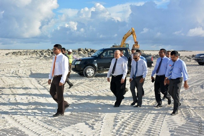 ނޮވެމްބަރު 25، 2015: ހުޅުމާލޭގެ މަސައްކަތްތައް ކުރިއަށް ދާ ގޮތް ބަލާ ލުމަށް އީވައިސީގައި ހިމެނިވަޑައިގަންނަވާ ބައެއް ވަޒީރުން ހުޅުމާލެއަށް ކުރެއްވި ދަތުރުފުޅުގެ ތެރެއިން -- ސަންފޮޓޯ/ އަލީ ނަސީރު