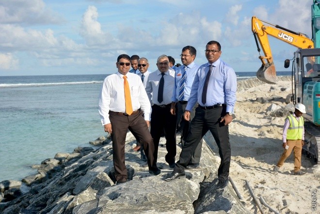 ނޮވެމްބަރު 25، 2015: ހުޅުމާލޭގެ މަސައްކަތްތައް ކުރިއަށް ދާ ގޮތް ބަލާ ލުމަށް އީވައިސީގައި ހިމެނިވަޑައިގަންނަވާ ބައެއް ވަޒީރުން ހުޅުމާލެއަށް ކުރެއްވި ދަތުރުފުޅުގެ ތެރެއިން -- ސަންފޮޓޯ/ އަލީ ނަސީރު